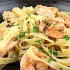Afbeelding bord met tagliatelle met gamba's