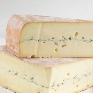 Afbeelding van twee stukken morbier kaas