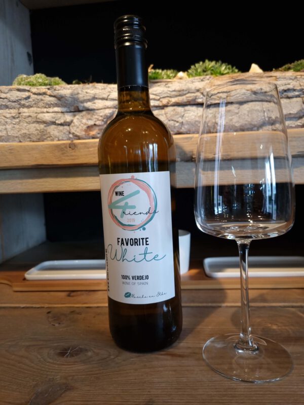 Afbeelding een fles favorite white verdejo witte wijn